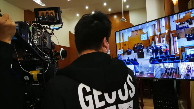 AI生成VS人工创意——略阳县广告片拍摄公司的技术浪漫主义实践
